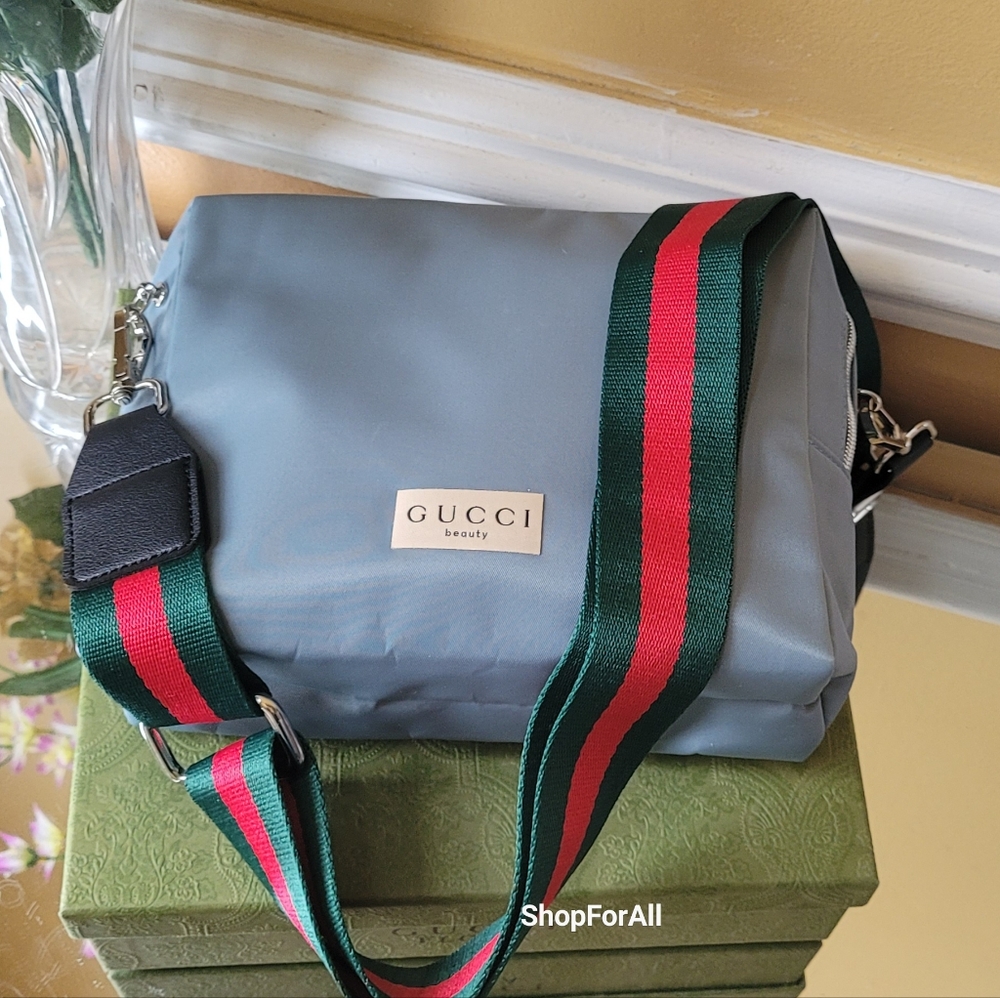 Gucci Green Toiletry Bag with Structured Shape and Gold Hardware - Picture 7 of 16